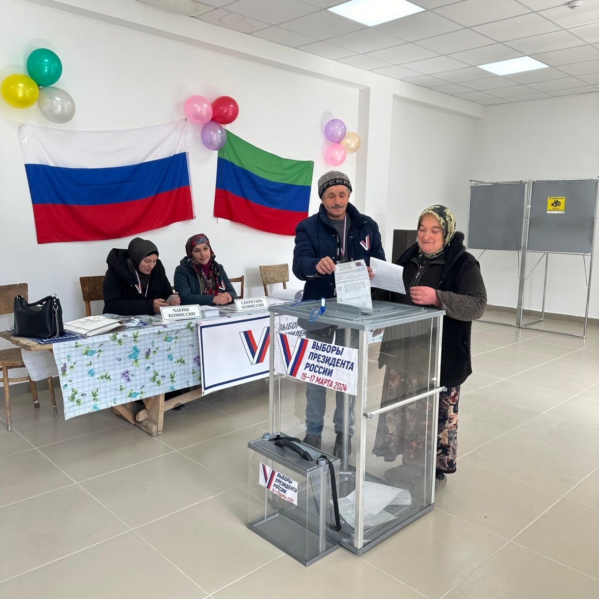 Родители участников СВО пришли на избирательный участок, чтобы проголосовать за одного из кандидатов в Президенты России